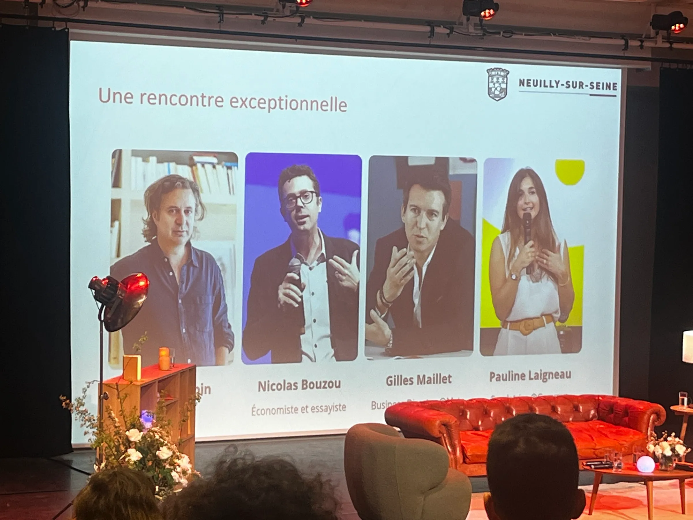 Les quatre intervenants annoncés sur l’écran du Théâtre des Sablons